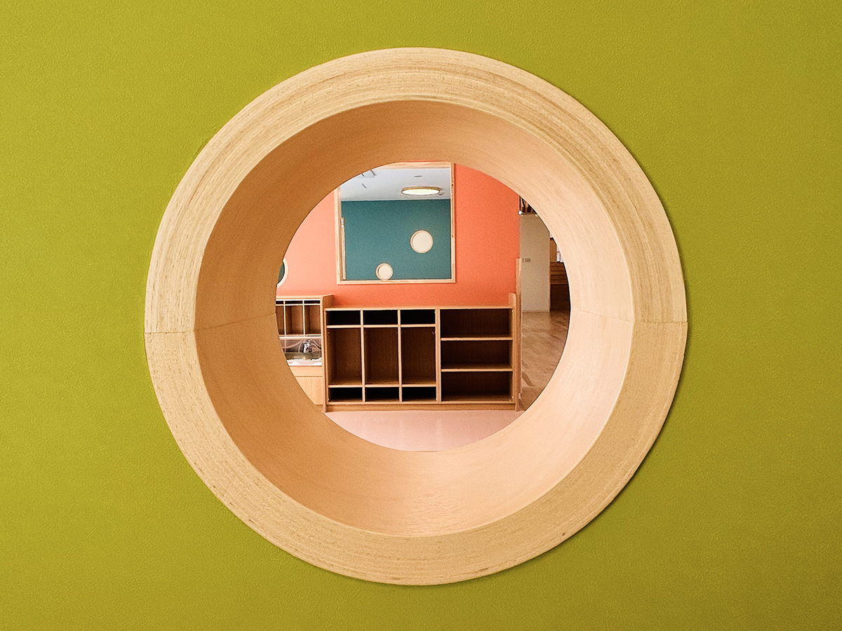 丸窓からみえる多様な室内風景が特徴のわくわくゆめの樹こども園1