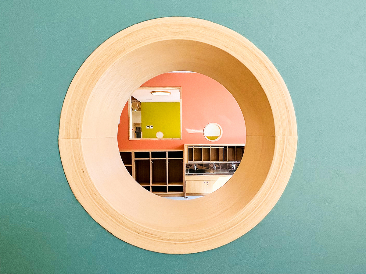 丸窓からみえる多様な室内風景が特徴のわくわくゆめの樹こども園2