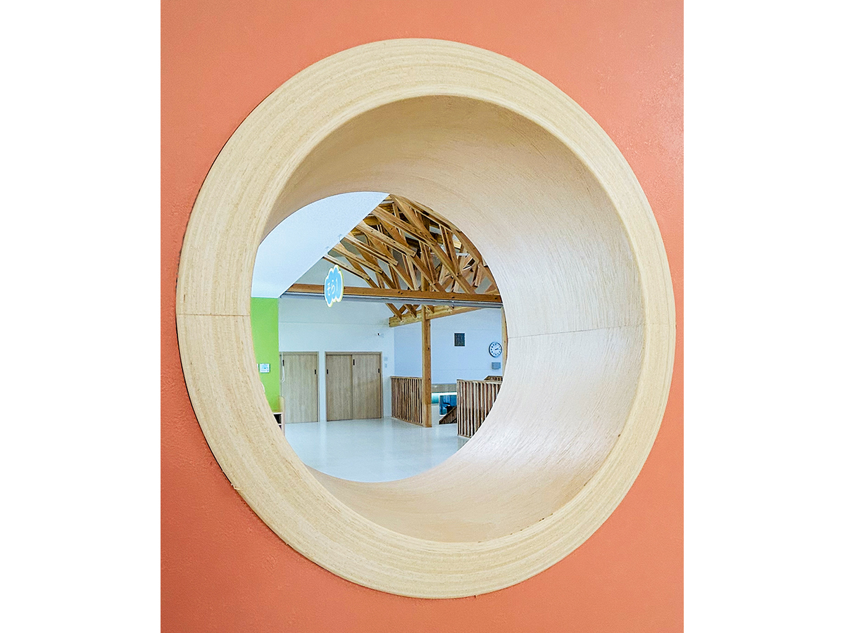 丸窓からみえる多様な室内風景が特徴のわくわくゆめの樹こども園3