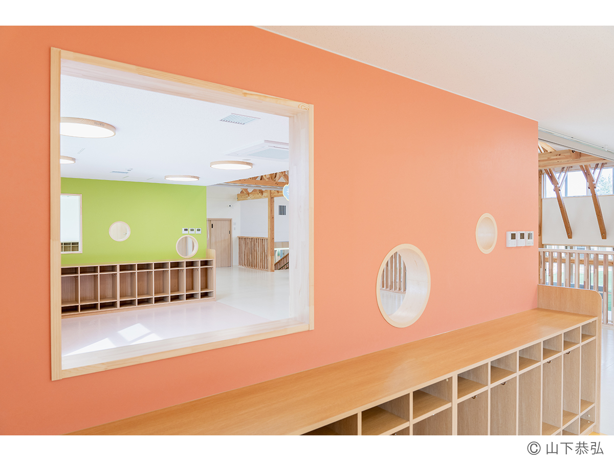 壁に開けられ窓から見る室内風景1