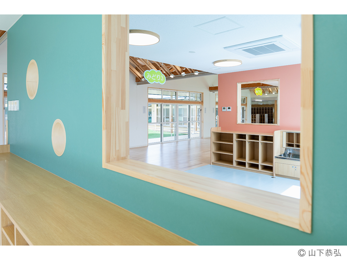 壁に開けられ窓から見る室内風景2