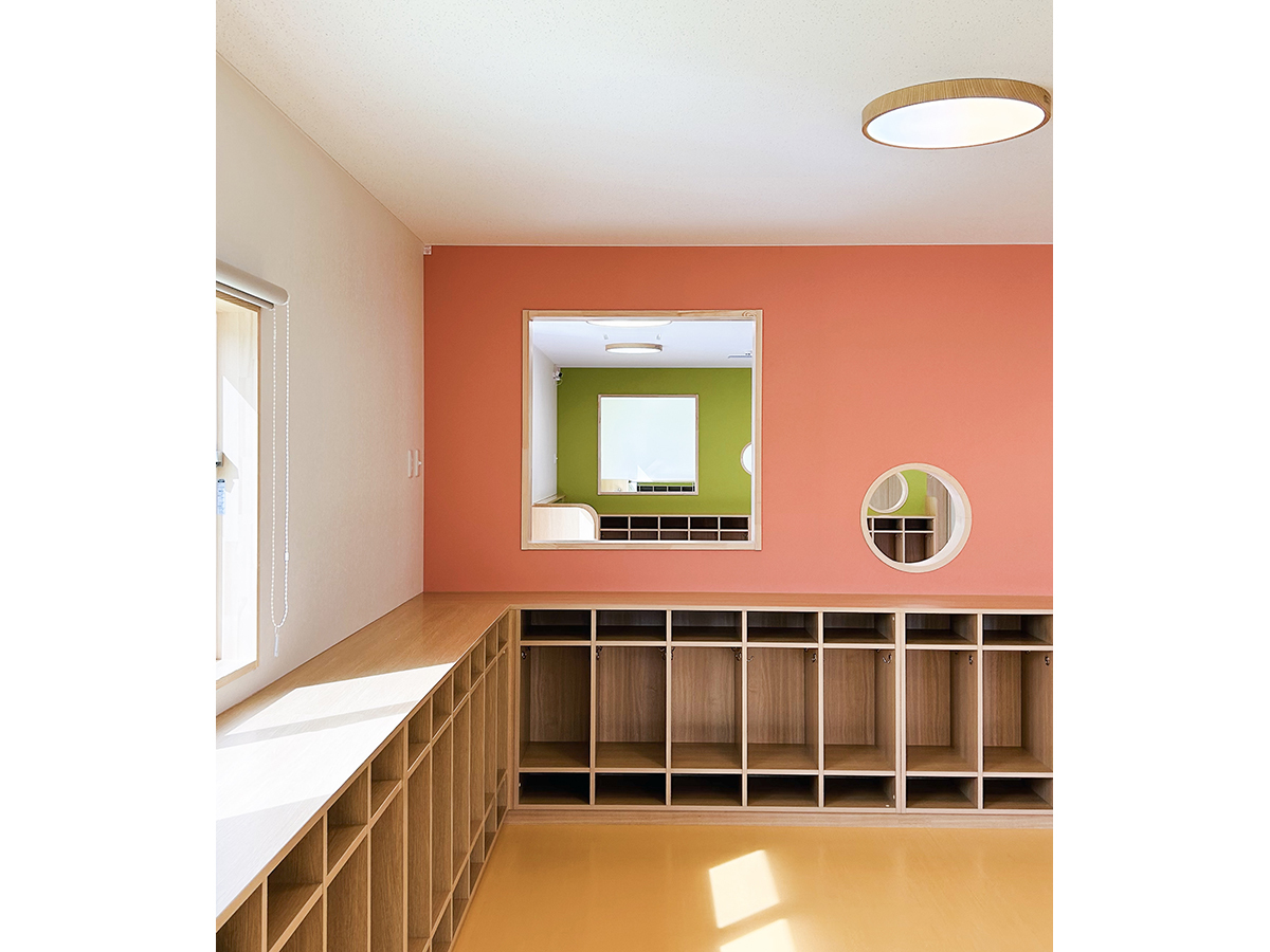 壁に開けられ窓から見る室内風景3