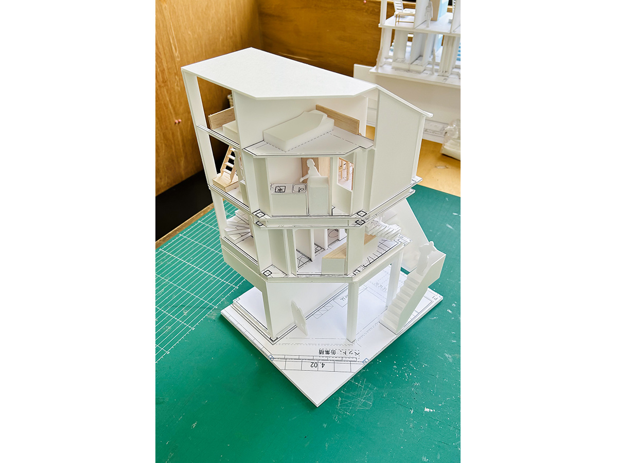 メゾネットと乱窓のスタディ断面模型-18