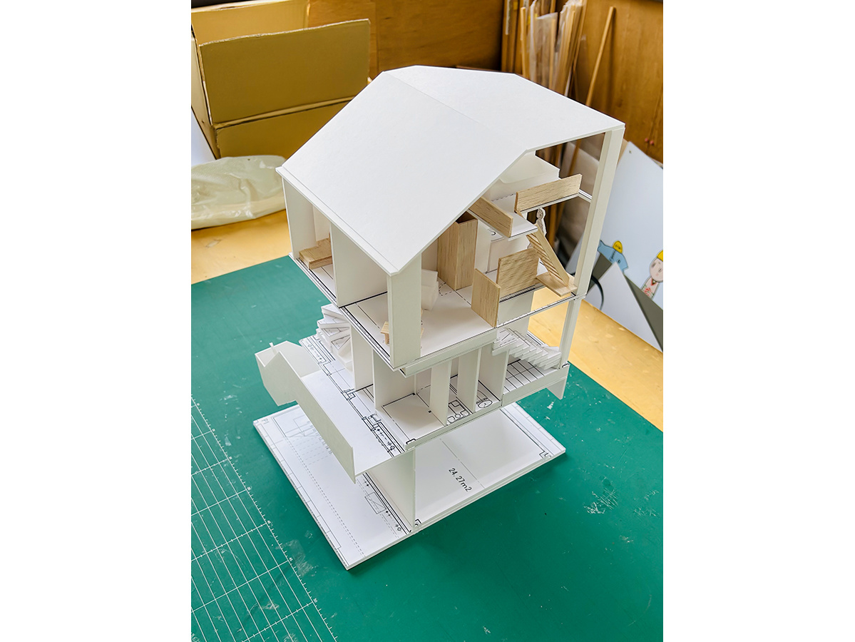 メゾネットと乱窓のスタディ断面模型-20