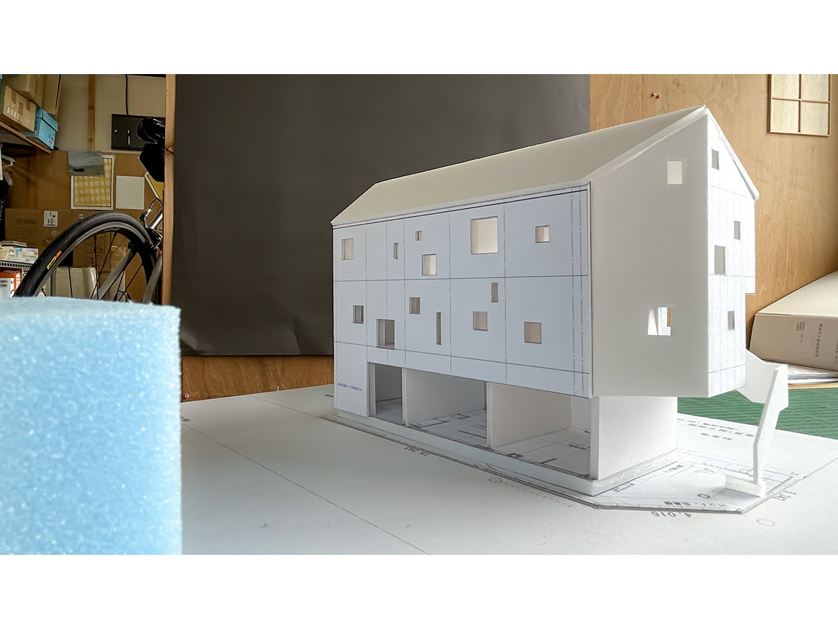 メゾネットと乱窓のスタディ断面模型-4