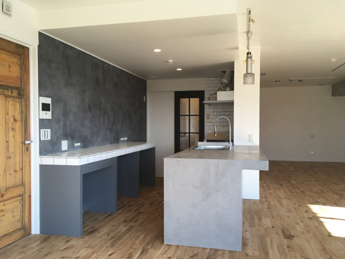 泉区の家：キッチン05