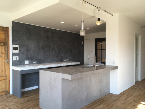 泉区の家：キッチン06